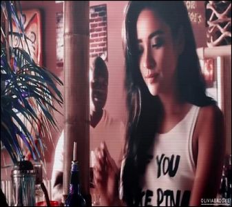 ». #Coboară treptele mici din fața casei în timp ce bagă cheile din mâna dreaptă în; buzunarul din spate al jeanșilor de pe ea, în cealaltă mână având telefonul pe care îl butonează, plimbându-se pe trotuar plictisită, fără o direcție anume.
