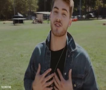 ♡ ∞┇; [cl] consecințe ale problemelor de familie , poate îți povestesc mai în detaliu totul; despre perioada aia cu altă ocazie .. da , oarecum , dar s-au întâmplat mai multe chestii și ea nu vrea să mă vadă și chiar încep să cred că nu are rost să mai încerc ..
