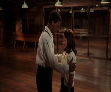 — Zâmbetul îmi crește când văd că încă îmi recunoaște stările mele schimbătoare. ❞Poate; o să îți povestesc odată de acest minunat băiat.❞ Îi fac cu ochiul zâmbitoare. ❞N-ai vrea să ieșim să ne plimbăm pe afară? Îmi mai arăți și tu împrejurimile.❞ Îi propun.
