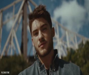 ♡ ∞┇; [cl] [#se ridică și el , se uită la ea când nu e atentă oarecum surprins de inocența; de care dadea ea dovadă știind cum sunt alte fete de vârsta ei . șii .. ai vreun loc special pe care ai vrea să îl revezi ?!
