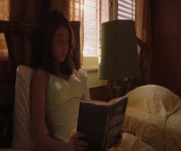 — ❞Poate mă înveți să mă dau pe skate.❞ Îi fac cu ochiul jucăuș. Mă strâmb când zice de; prietenii lui nesim;țiți. ❞Le zici și tu că sunt cu tine.❞ Îmi dau seama imediat cum a sunat asta și mă corectez, înroșindu-mă. ❞Adică sunt cu tine.. acolo. Nu că suntem... un .. cuplu.❞
