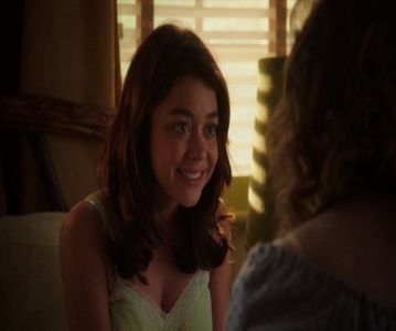 — Mă surprinde subiectul pe care îl redeschide și ultima parte mă face să mă opresc în; loc. După două-trei secunde mă întorc spre el și îmi flutur mâna pentru a îi distrage atenția de la fața mea roșie. ❞Mă flatezi. Au foast câțiva anul ăsta, dar nu erau genul meu de iubit așa că i-am r
