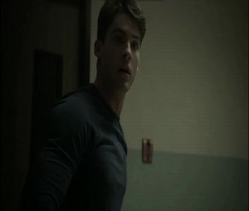 ♡ ∞┇; încă nu îi dă drumu la mână totuși .