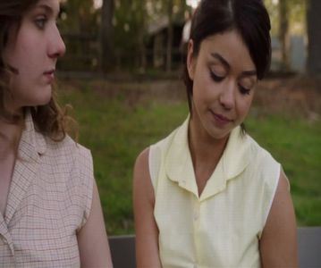 — Ajunși în parc sunt luată prin surprindere când acesta îmi prinde mâna într-a sa. Însă nici; nu comentez. Plăcerea pe care mi-o provoca atingerea dintre noi era plăcută. Prea plăcută chiar. Îl las să mă coordoneze până ajungem unde trebuia.
