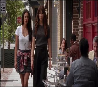 ». #Surâde scurt și intră împreună cu ea în Mc, schițând un zâmbet satisfăcut că; nu e coadă mare la comandat. Ce vrei să comandăm?;c
