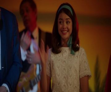 — Mă apropii ușor cu fața de el și surâd. Îl bat cu un deget pe piept și îi spun printre chicoteli.; ❞În special pe tine.❞
