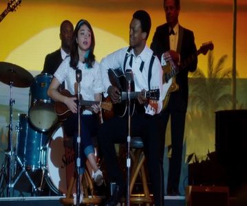 — ❞Oricum nu era cine știe ce prinț.❞ Zâmbesc când pomenește de petrecerile organizate; de prietenii lui. ❞Dacă te oferi să mă însoțești și să mă aduci înapoi până în fața ușii, la cererea tatei, voi fi încântată.❞
