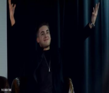 ♡ ∞┇; [cl] majoritatea o facem [#rade oarecum . dar totusi nu inseamna ca trebuie sa se; poarte ca niste boi obsedati de ..înțelegi tu ..
