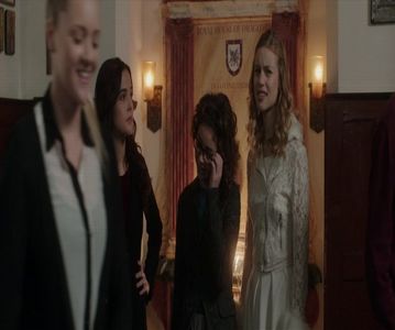 — ❞Mhm.❞ Mormăi nemulțumită de răspunsul lui. Pufnesc slab când pomenește de vârsta; lui Jason. ❞Și ce contează vârsta? Am aproape șaptisprezece ani. Și se juca cu mine când eram mică. Și a rămas la fel de.. frumos ca atunci.❞ Surâd amuzată de ce am zis.
