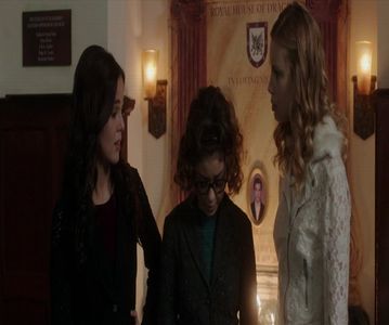 — ❞E grav atunci.. Sunt singura care chiar nu s-a schimbat?❞ Întreb retorc, nevrând de; fapt un răspuns la această întrebare. Mă încrunt jucăuș când îmi zice că nu voi sta în casă. ❞O să mai am șansa de a scăpa de tine vara asta?❞ Îl întreb în glumă.
