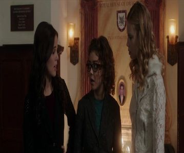 — ❞N-o să vreau. Îți garantez.❞ Îi fac cu ochiul într-un mod jucăuș și îmi las capul pe spate; privind cerul care începea să se întunece. ❞Mâine mergem ca să îmi găsesc un loc de muncă? Vreau să am cu ce să îmi ocup timpul.❞
