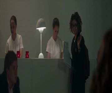 — ❞Ce drăguț a sunat asta.❞ Îl ciupesc pe obraz și izbucnesc în râs după. ❞Dar ce faci tu; de ai destul bani?❞
