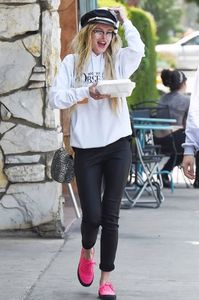 Bella-Thorne-@bellathorne-2017-06-07_L1hOSUFUZDVLZXlhb3pMSjItWlRuVm1zczRlZz0vMHgxNTo0OTV4NzU4LzY0MHg