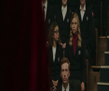 — ❞Nu mă atrage alcoolul. Și era vorba de aglomerație, la bal a fost atâta lume.❞ Pufnesc; amuzată și îmi mut privirea pe grupul de skateri care se adunase în apropierea noastră.
