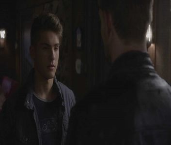 ♡ ∞┇; [cl] ok , haide [#o urmează pe scări până sus în camera ei , se mai uită prin jur; cum nu mai fusese de mult în casa aia nu prea mai ținea minte multe .
