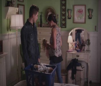 ♡ ∞┇;  înțeleg .. [#se uită spre direcția unde arătase ea și se deplasează spre pat urmând; să se așeze pe el . presupun că la fete e diferit , eu am facut o schimbare majoră camerei mele când am mai crescut ..
