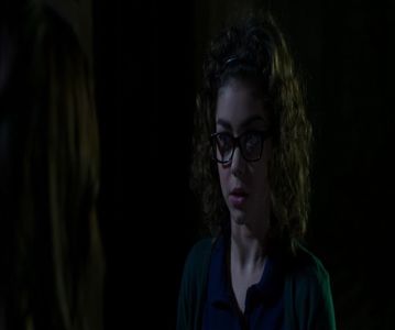 — ❞Mie îmi place. Doar n-o să aduc sute de persoane în această cameră. E un loc mai; intim, în care tu ești bine venit.❞ Chicotesc și mă așez și eu lângă el. ❞Oricum trebuie să despachetez hainele și multe alte lucruri. Probabil va arăta mai diferit după.❞
