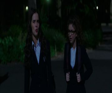 — ❞Probabil în seara asta mă apuc de aranjat.❞ Îmi trec o mână prin păr și mă las pe spate.; Zâmbesc când văd steluțele fosforescente de pe tavan.
