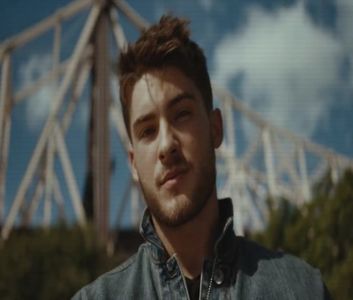 ♡ ∞┇; [cl] înțeleg [#se uită la ea . aș vrea să îmi amintesc mai multe da eram mici ultima; oară când am fost pe aici ..
