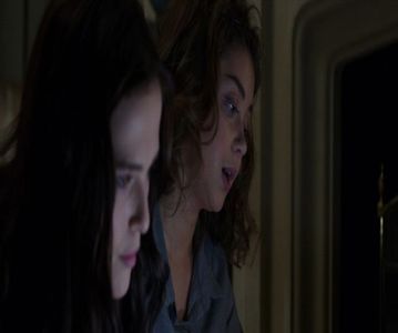 — ❞Nici nu știu unde au plecat. Probabil la firmă. Și s-ar putea ca atunci când ne vom trezi; ei nici să nu fie acasă.❞ Ies din baie, prinzându-mi părul într-o mică codiță la spate. Mă așez pe pay lângă el și îi spun rânjind. ❞Nu cred că îți vin pijamalele mele.❞
