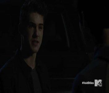 ♡ ∞┇; [cl] și tu stai închisă în casă ? O_O eu în locu tău dădeam petrecere măcar o dată; la două zile dacă ai mei stăteau așa puțin pe acasă ..[#râde oarecum . nu știu poate o să dorm așa .. [#ridică din umeri .
