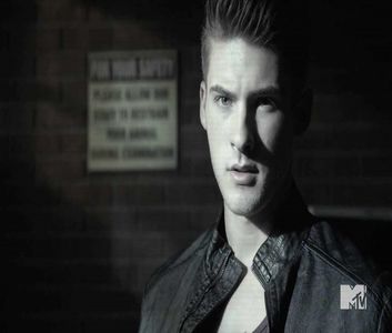 ♡ ∞┇;  [cl] dacă nu te mutai pot să jur că nu erai așa acum ..  bine , dacă așa vrei ..; [#se ridică din pat și-și trage tricoul peste cap lăsându-l să cadă jos și își lasă mâinile în jos desfăcându-și cureaua , îi face cu ochiul când o prinde urmărindu-i mișcările .
