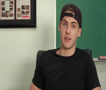 ♡ ∞┇; [cl] [#dimineață , se trezește , privind-o pe Amaya lângă el își aduce aminte că rămăsese; la ea seara trecută , iese ușor de sub pătură și din pat reușind să nu o trezească și iese din cameră lăsând-o încă dormind , se strecoară afară din casă cu succes și merge spre casa lui
