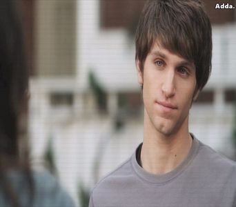 》*iese din secția de poliție, îmbrăcat în hainele sale, se plimbă cu mâinile în buzunar+; prin oraș*
