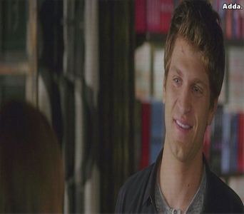 》*își ridică (,) colțurile gurii într-un zâmbet larg apoi îi scapă un râset scurt* Hey, nu-i +; nicio problemă... *își drege glasul, privind-o* Ce hoinărești singură prin oraș la ora asta ?
