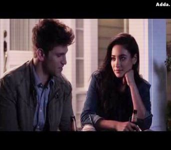 》Da, normal că e mai bine. Noi oricum trebuie să menținem pacea și liniștea. Și e bine+; că s-a așternut în sfârșit pacea...*se uită la ea cu subînțeles* Adică, în sfârșit nu mai primiți mesajele acelea... *ajung la pizzerie, deschide ușa și așteaptă să intre ea prima*
