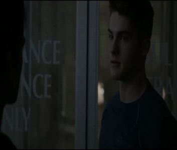 ♡ ∞┇; [#se dă cu skate-u prin parcul de skate la care merge de obicei .