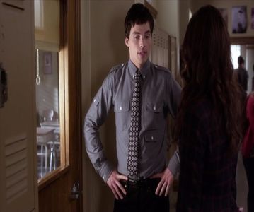 - (iese din apartamentul lui și la urmă închide ușa după el, ieșind într-un final și din bloc -; și se îndreaptă spre cafeneaua la care obișnuia să meargă de obicei în fiecare dimineață. Intră înăuntru și se așează pe un scaun așteptând ca cineva să îi ia comanda)
