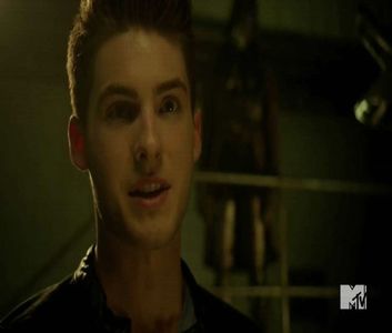 ♡ ∞┇; [cl] [#încearcă să o sune pe Amaya , dar îi intră căsuța vocală , oftează și bagă telefonul; înapoi în buzunar , mută skate-ul în mâna cealaltă și se joacă cu o roată de la el cât își continuie drumul spre casă .
