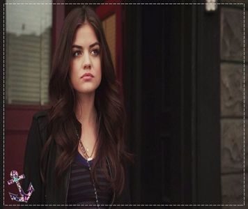 ┇» (îl vede pe Mike și se oprește-n loc spunând ceva mai tare, pentru ca el sa o audă) Nici -; pe stradă nu scap de tine.. nici acasă.. bine, trebuie să recunosc, zilele astea ai cam fost plecat. (ridică o sprânceană)
