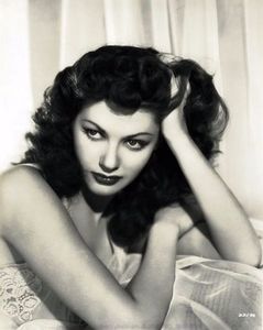 13303_yvonne_de_carlo_1945_123_891lo