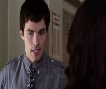 - (se uita pe meniu când o observă pe chelneriță venind spre el cu cafeaua mult așteptată; Zâmbește mulțumitor și urmărește cafeaua pe care o punea încet pe masă. Își ia lingurița și mestecă în cafea urmând să soarbă din ea. Se uită apoi în jur la oamenii din local.
