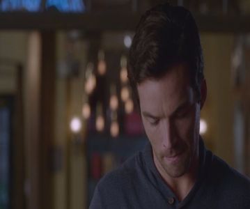 - (își bea cafeaua uitându-se la priveliștea de afară când își aude telefonul vibrând, semn -; că era un mesaj. Îl scoate din buzunar și când vede numele "Aria" un mic zâmbet îi apare pe față. Deschide mesajul și răspunde la el astfel: "La cafenea. Mi-e dor de tine"
