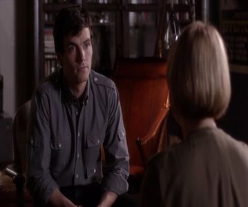 - (citește următorul mesaj și zâmbește slab în colțul gurii dar decide să nu răspundă -; ci doar să o aștepte. Pune telefonul pe masă luându-și iar cana de cafea în mână și soarbe încet din ea.
