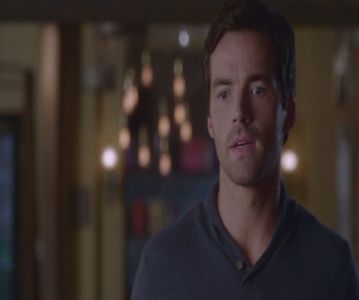 - (stătea tot la locul de la geam și bea ultima gură de cafea oftând lung la final. Își aude -; iar telefonul vibrând și când se uită, vede un mesaj de la mult cunoscutul număr ascuns . "Iarăși in Rosewood, Fitz? -A" (își dă ochii peste cap și așează telefonul la loc cu putere.)
