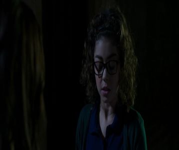 — ❞Aveam telefonul descărcat și nu mă chinuisem să îl bag la încărcat.❞ Vorbesc cu gura; plină și ridic din umeri într-un gest inconștient. Își trage și brioșa și o gustă și pe acesta. Iau cu lingurița niște plăcintă și i-o flutur prin față. ❞Vrei?❞
