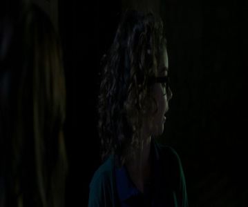 — Zâmbesc arătându-mi dințișorii când zice că s-a gândit la mine. Încă zâmbind mă întind; ușor peste masă pentru a îi fi mai ușor să ia bucățica de plăcintă. ❞Normal că așa te hrăneam. Acum mănâncă, micule bebeluș.❞ Surâd.
