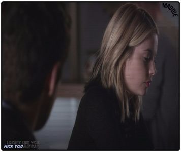»; ;;se îndepărtează apoi și merge spre casă. În fața casei de oprește lăsându-se pe vine și oftând-; ;; scoate telefonul gândindu-se să îi trimită deja mesaj, dar apoi se ridică intrând în casă. Urcă în camera ei trântindu-se pe pat; îi scrie mesaj lui Wren;; - Am ajuns. Tu ai ajuns acasă? -
