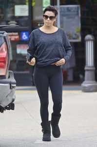 Eva-Longoria-Street-Style-in-Malibu-10