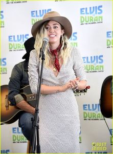 miley-cyrus-z100-elvis-duran-malibu-16