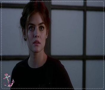 ┇» Asta.. (îşi ridică mâna şi îi apucă mâna cu care o atinge de încheietură) Faci asta.. (se -; uită la el, stânge din ochi, apoi îi deschide şi îi lasă mâna uşor în jos) Cum a fost să fii iar departe.. de aici?
