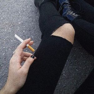 nu sunt fumătoare și nu am nimic împotrivă cu cei care fumează pentru că; și eu mai fac asta uneori când nu merge totul prea bine. (rar)
