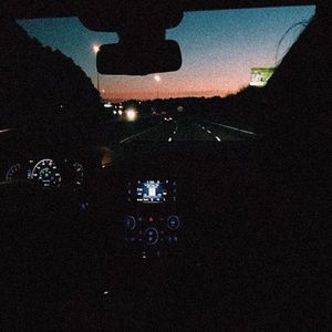 cea mai mare plăcere a mea este aceea de a merge noaptea, și nu numai,; cu mașină pe un drum lung cu muzica maxim.
