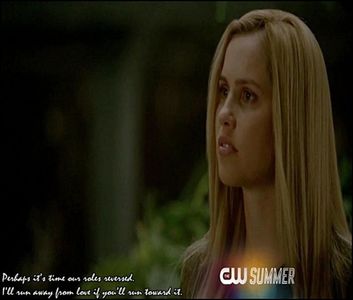 → (intră cu viteză în casă, se opreşte şi se uită în jur) Aţi murit toţi.. nu, asta e cam dificil de; îndeplinit. (patrulează prin living) Cum de sunt eu aia care e acum acasă? Ce se întâmplă cu mine.. :) (ridică din sprâncene) Încep să vorbesc singură.. AŢI PLECAT ÎN  SAINT TROPEZ?
