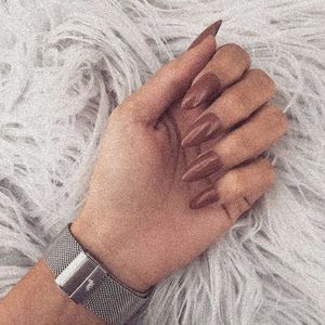 am unghiile mari cu gel de aproape 6 luni. le țin în formă almond și le ador.