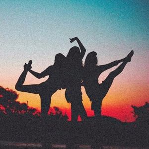 sunt o persoană foarte deschisă atunci când vine vorba de distracție.; nu îmi e frică să mă arunc în diferite aventuri. trăiesc cu gândul că oriunde și oricând poți lăsa amintiri memorabile și sunt în perioada în care totul trebuie să fie de neuitat.
